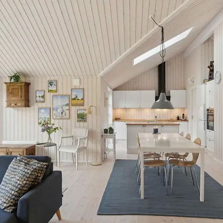 Holiday home Modern With Large Garden Near