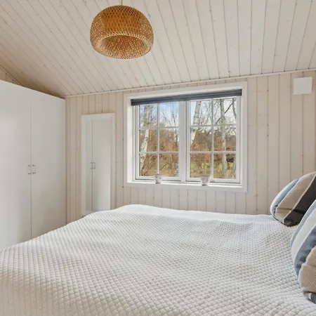Semesterbostad Modern With Large Garden Near