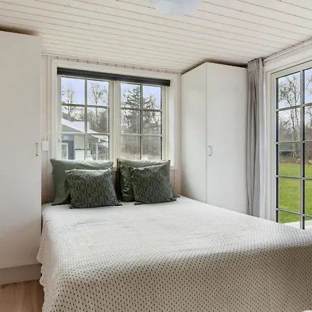 Modern With Large Garden Near Semesterbostad *
