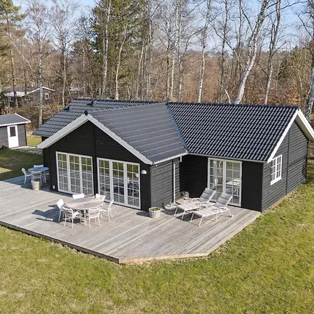 Modern With Large Garden Near Semesterbostad