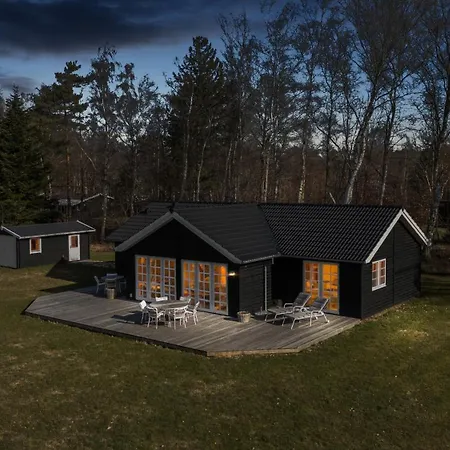 Semesterbostad Modern With Large Garden Near *